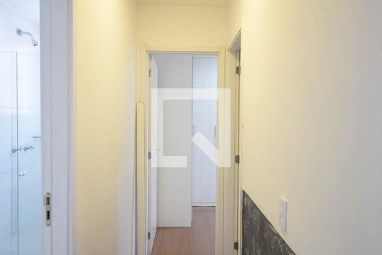 Corredor de apartamento para alugar com 2 quartos, 42m² em Jardim Novo Taboão, São Paulo
