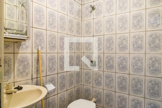 Banheiro  de casa de condomínio para alugar com 2 quartos, 70m² em Vila Monumento, São Paulo