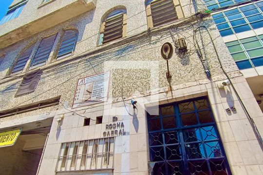 Fachada com cartaz QA de apartamento à venda com 1 quarto, 43m² em Centro, Rio de Janeiro