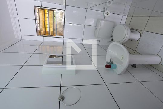 Banheiro de casa de condomínio à venda com 3 quartos, 100m² em Vila Araguaia, São Paulo