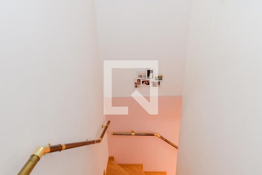 Escada Sala/Quartos de casa para alugar com 3 quartos, 165m² em Jardim Santa Clara, Guarulhos