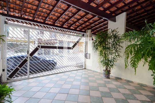 Garagem de casa para alugar com 3 quartos, 165m² em Jardim Santa Clara, Guarulhos