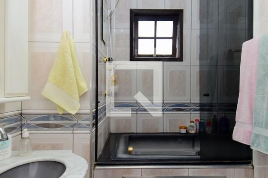 Banheiro da Suíte de casa para alugar com 3 quartos, 165m² em Jardim Santa Clara, Guarulhos