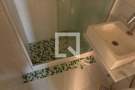 Banheiro de apartamento para alugar com 2 quartos, 58m² em Ingá, Niterói
