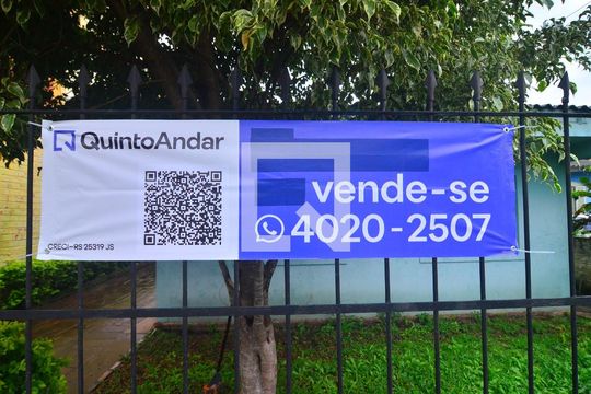Instalação da plaquinha de casa à venda com 2 quartos, 151m² em Nossa Senhora das Gracas, Canoas