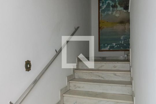 Corredor - Acesso ao 2º andar de casa à venda com 5 quartos, 365m² em Irajá, Rio de Janeiro