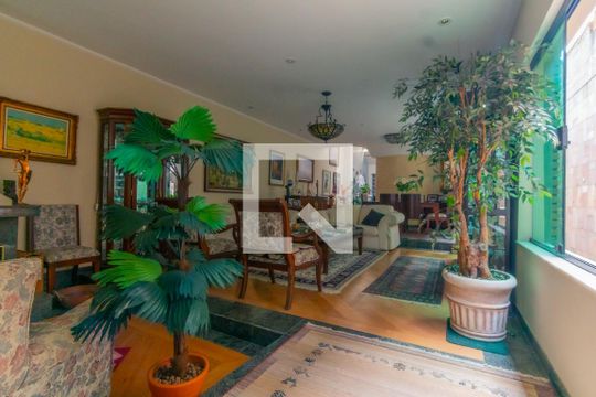 Casa para alugar com 5 quartos, 340m² em Campo Grande, São Paulo