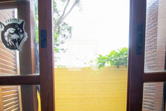 Janela da sala de casa para alugar com 2 quartos, 42m² em Rio Tavares, Florianópolis