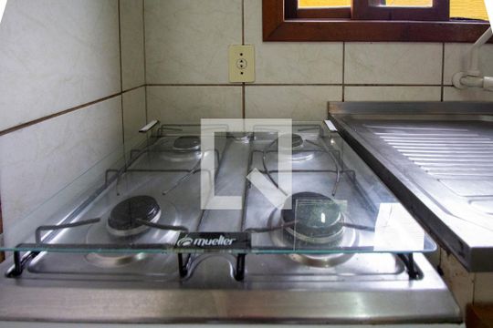 Cozinha- fogão de casa para alugar com 2 quartos, 42m² em Rio Tavares, Florianópolis