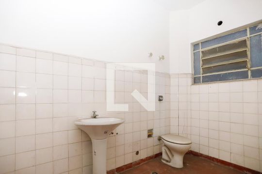 Banheiro de kitnet/studio para alugar com 1 quarto, 25m² em Bela Vista, São Paulo