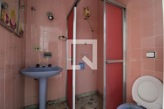 Banheiro de serviço de casa à venda com 3 quartos, 150m² em Chácara Santo Antônio (zona Sul), São Paulo