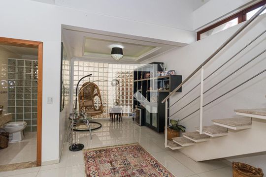 Sala de casa para alugar com 3 quartos, 300m² em Jardim Lindóia, Porto Alegre