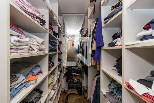 Closet da suíte 1 de casa para alugar com 3 quartos, 300m² em Jardim Lindóia, Porto Alegre