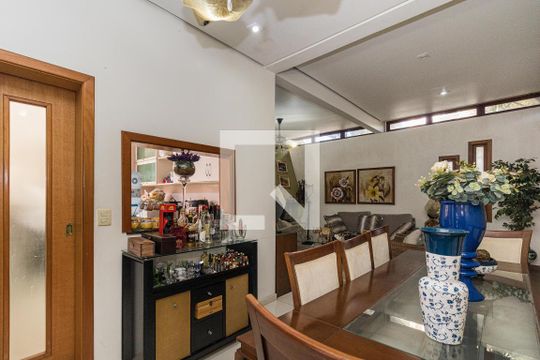 Sala de casa para alugar com 3 quartos, 300m² em Jardim Lindóia, Porto Alegre