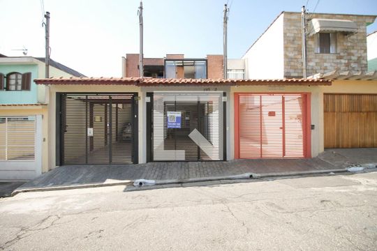 Fachada de casa à venda com 3 quartos, 200m² em Vila Lúcia, São Paulo
