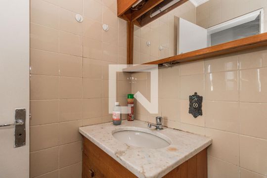 Banheiro de apartamento à venda com 1 quarto, 48m² em Rubem Berta, Porto Alegre