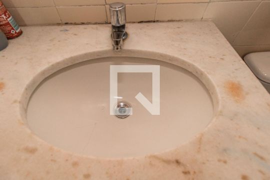 Banheiro de apartamento à venda com 1 quarto, 48m² em Rubem Berta, Porto Alegre