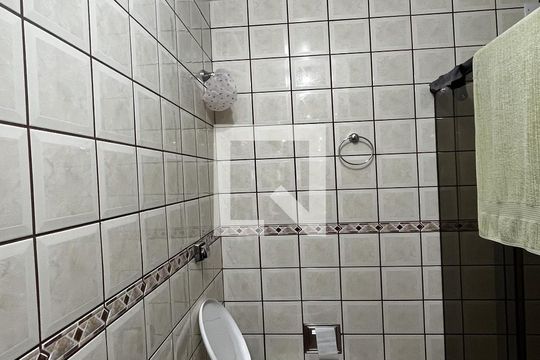Banheiro de casa à venda com 3 quartos, 270m² em Teresópolis, Porto Alegre