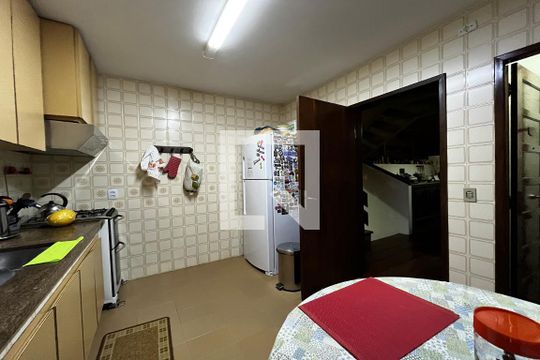 Cozinha de casa à venda com 3 quartos, 270m² em Teresópolis, Porto Alegre