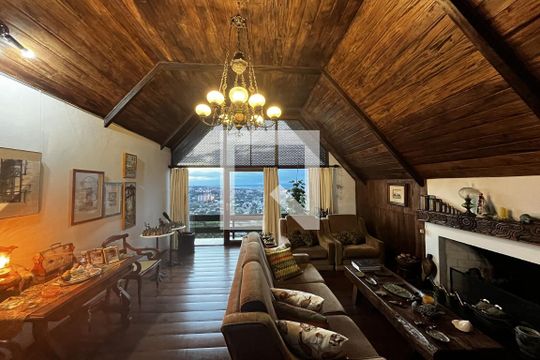 Casa à venda com 3 quartos, 270m² em Teresópolis, Porto Alegre