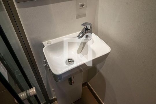 Banheiro de kitnet/studio para alugar com 1 quarto, 19m² em Pinheiros, São Paulo