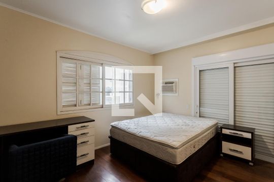 Casa à venda com 3 quartos, 248m² em Vila Ipiranga, Porto Alegre