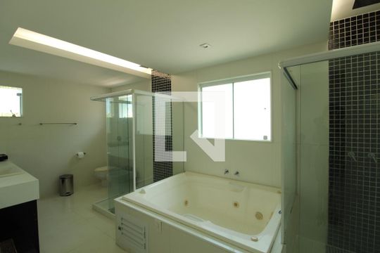 Banheiro - Suíte 1 de casa de condomínio à venda com 6 quartos, 997m² em Barra da Tijuca, Rio de Janeiro