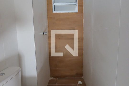 Banheiro de apartamento para alugar com 2 quartos, 43m² em Parque Vitória, São Paulo