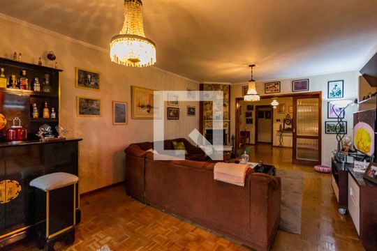 Casa para alugar com 3 quartos, 700m² em Jardim Lindóia, Porto Alegre