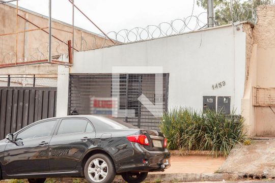 Fachada de casa para alugar com 1 quarto, 60m² em Lídice, Uberlândia