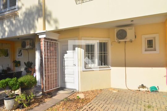 Fachada de casa de condomínio à venda com 2 quartos, 70m² em Nossa Senhora das Graças, Canoas