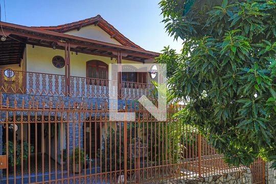 Fachada de casa à venda com 6 quartos, 360m² em Cachoeirinha, Belo Horizonte