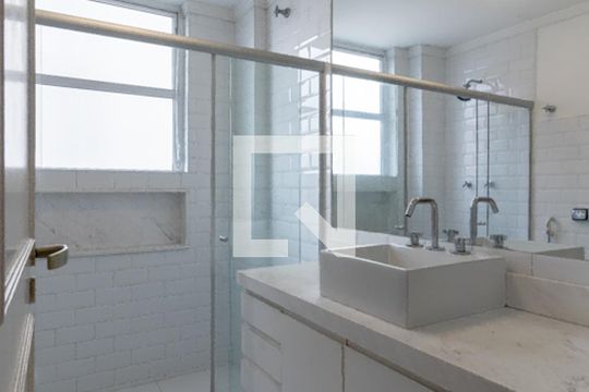 Banheiro de apartamento à venda com 2 quartos, 93m² em Itaim Bibi, São Paulo