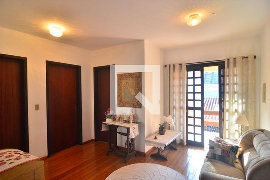 Corredor de casa à venda com 7 quartos, 200m² em Bairro Fátima, Canoas
