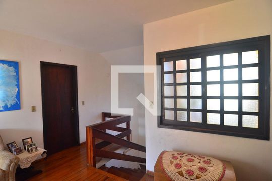 Corredor de casa à venda com 7 quartos, 200m² em Bairro Fátima, Canoas