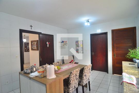Cozinha de casa à venda com 7 quartos, 200m² em Bairro Fátima, Canoas
