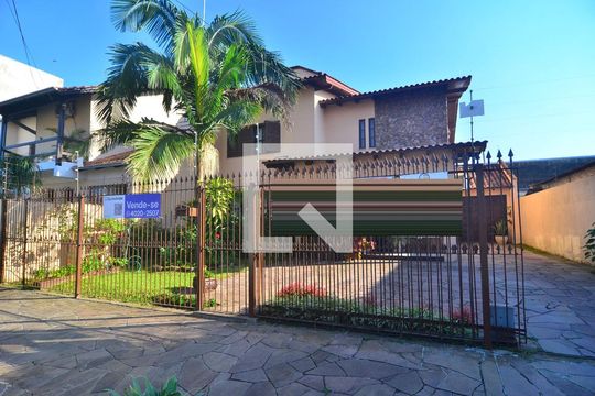 Fachada de casa à venda com 7 quartos, 200m² em Bairro Fátima, Canoas
