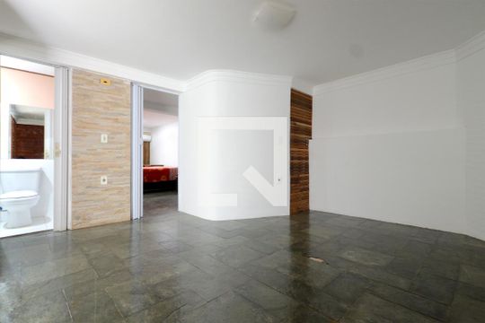 Sala de estar  1 de casa de condomínio para alugar com 2 quartos, 150m² em Roçado, São José
