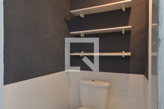 Banheiro da suíte de casa de condomínio para alugar com 2 quartos, 150m² em Roçado, São José