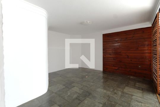 Sala de estar  1 de casa de condomínio para alugar com 2 quartos, 150m² em Roçado, São José