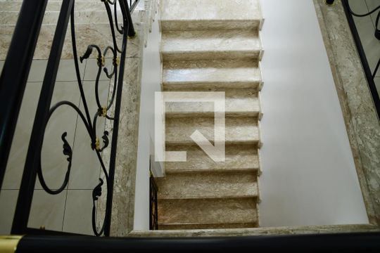 Escada de casa de condomínio para alugar com 4 quartos, 670m² em Jardim Passárgada I, Cotia