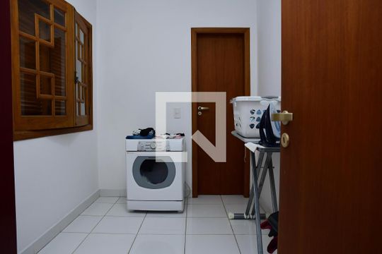 Quarto de Serviço de casa de condomínio para alugar com 4 quartos, 670m² em Jardim Passárgada I, Cotia