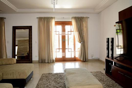 Sala de casa de condomínio para alugar com 4 quartos, 670m² em Jardim Passárgada I, Cotia