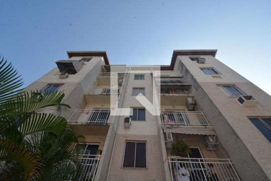 Fachada do bloco de apartamento à venda com 3 quartos, 57m² em Cordovil, Rio de Janeiro