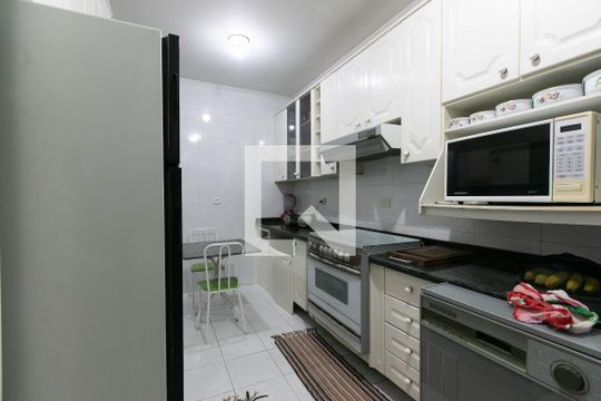 Cozinha  de casa à venda com 3 quartos, 93m² em Vila Carmosina, São Paulo