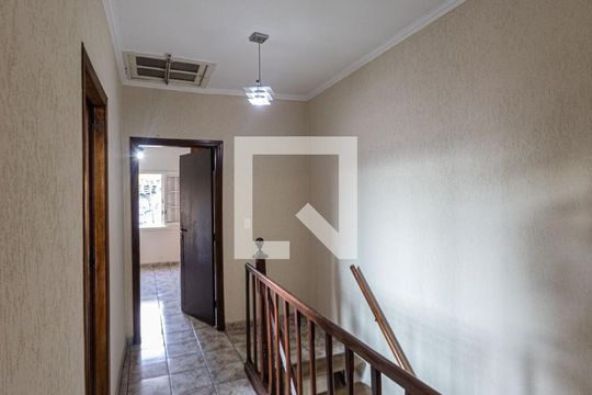 Corredor de casa à venda com 4 quartos, 200m² em Vila Claudia, São Paulo