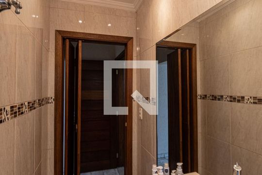 Corredor de casa à venda com 4 quartos, 200m² em Vila Claudia, São Paulo