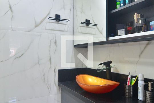 Banheiro de apartamento à venda com 2 quartos, 52m² em Fátima, Canoas