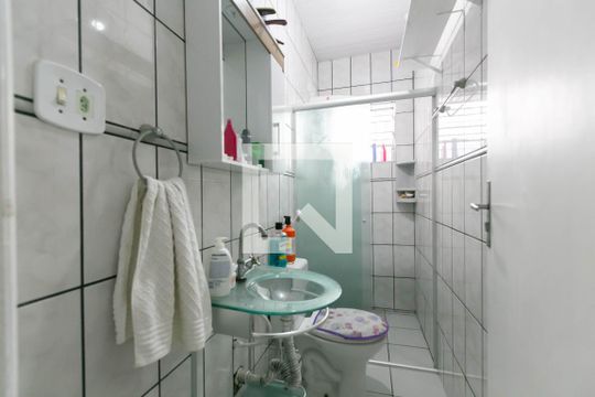 Banheiro 1  de casa à venda com 2 quartos, 100m² em Vila Carmosina, São Paulo