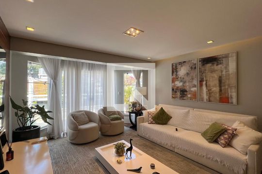 Sala de TV de casa à venda com 4 quartos, 350m² em Vila Madalena, São Paulo